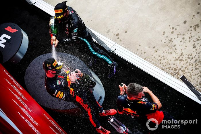 Podio: ganador de la carrera Max Verstappen, Red Bull Racing, segundo lugar Lewis Hamilton, Mercedes AMG F1