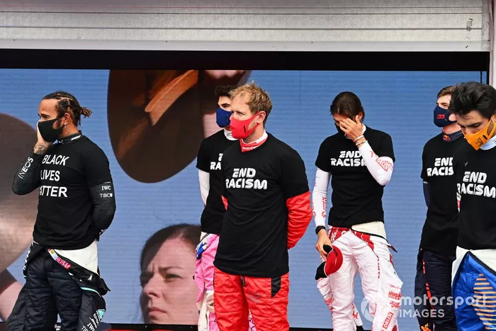 Lewis Hamilton, Mercedes-AMG Petronas F1, Sebastian Vettel, Ferrari, Carlos Sainz Jr., McLaren, y los otros pilotos se reúnen alrededor de los trofeos antes del comienzo en apoyo de la campaña para el fin del racismo