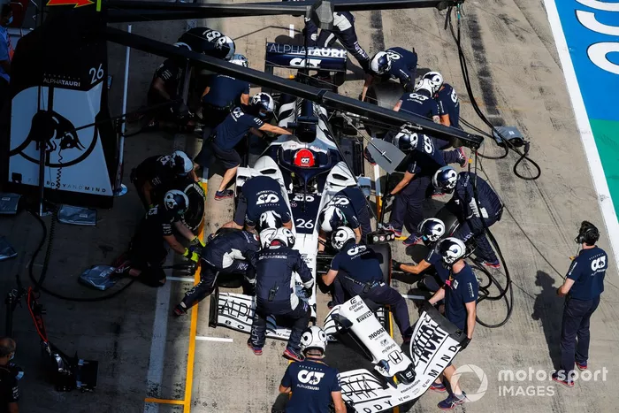 Daniil Kvyat, AlphaTauri AT01, con su ala delantera cambiada en los pits