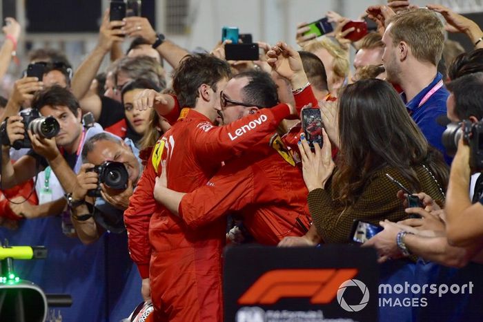 Charles Leclerc, Ferrari, con el equipo