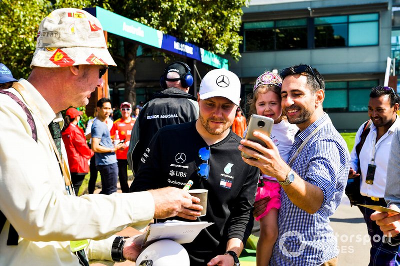 Valtteri Bottas, Mercedes AMG F1 signs autographs for fans