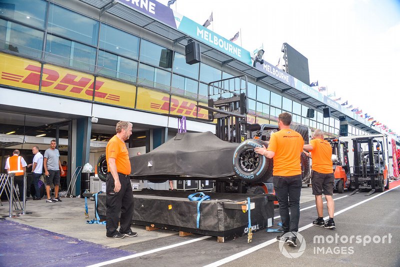 Monoposto di F1 sotto a un telo