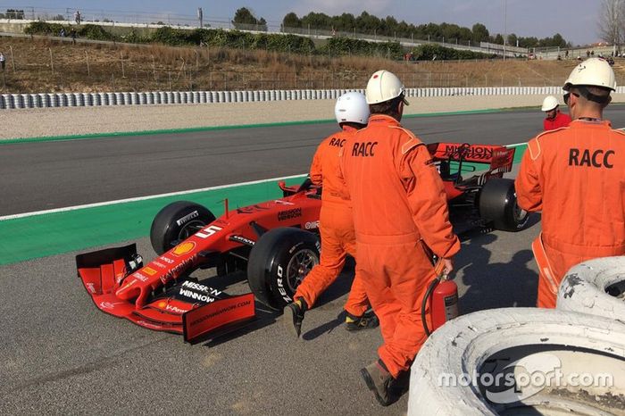 Sebastian Vettel, Ferrari SF90 detenido a un lado de la pista
