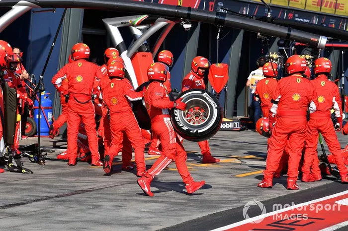El equipo Ferrari se prepara para un pitstop