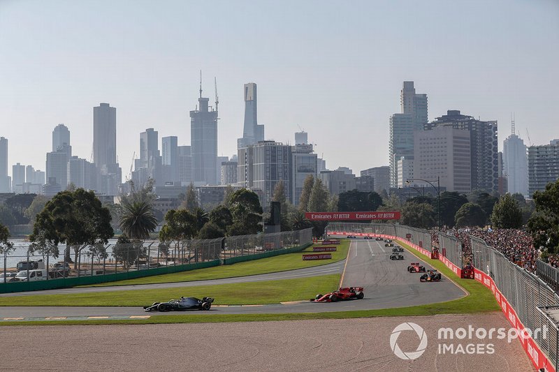 Lewis Hamilton, Mercedes AMG F1 W10, precede Sebastian Vettel, Ferrari SF90, Max Verstappen, Red Bull Racing RB15, Charles Leclerc, Ferrari SF90, e Kevin Magnussen, Haas F1 Team VF-19