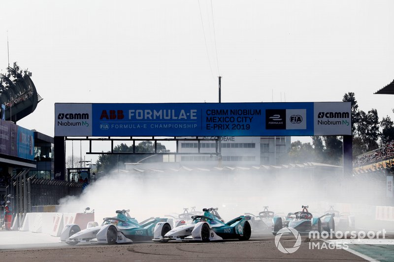 Oliver Turvey, NIO Formula E Team, NIO Sport 004 leads Tom Dillmann, NIO Formula E Team, NIO Sport 004 and Mitch Evans, Panasonic Jaguar Racing, Jaguar I-Type 3 