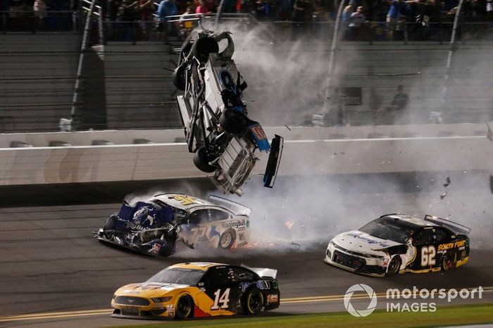 Choque de Ryan Newman, Roush Fenway Racing, Ford Mustang Koch Industries