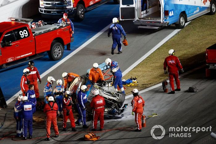 Socorren a Ryan Newman, Roush Fenway Racing, Ford Mustang Koch Industries, tras su accidente