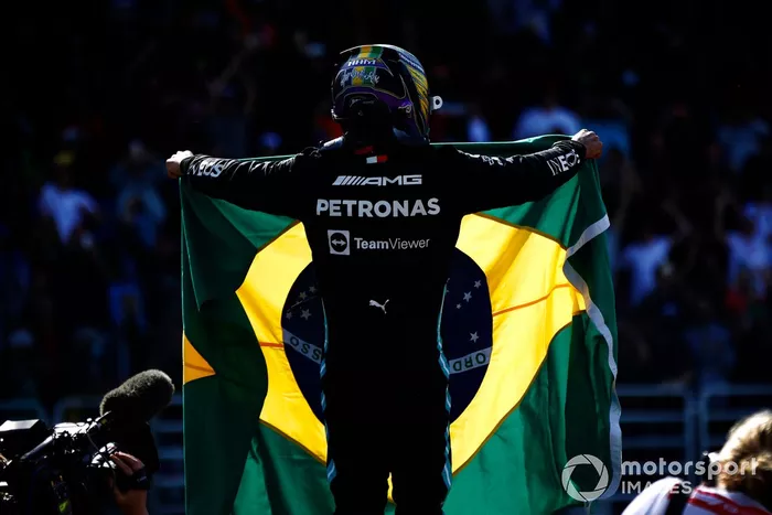 Lewis Hamilton, Mercedes, 1ª posición, lo celebra con una bandera brasileña en el Parc Ferme