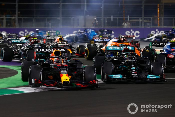 Max Verstappen, Red Bull Racing RB16B, se sale de la pista mientras lucha con Lewis Hamilton, Mercedes W12 en la reanudación