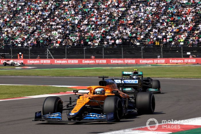 Daniel Ricciardo, McLaren MCL35M, Valtteri Bottas, Mercedes W12
