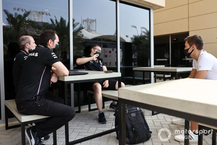 George Russell, Mercedes-AMG F1 en el paddock