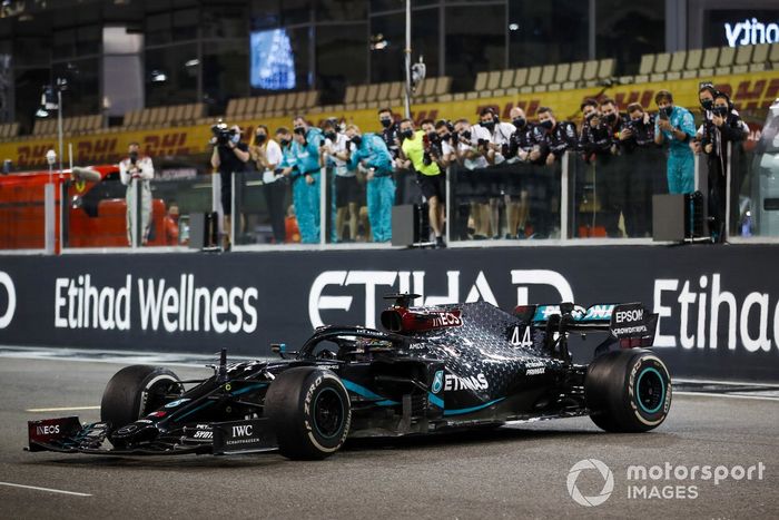Lewis Hamilton, Mercedes F1 W11, 3ª posición, realiza donuts al final de la carrera
