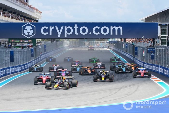 Max Verstappen, Red Bull Racing RB20, lidera a Charles Leclerc, Ferrari SF-24, Sergio Pérez, Red Bull Racing RB20, Daniel Ricciardo, VCARB 01, Carlos Sainz, Ferrari SF-24, Oscar Piastri, McLaren MCL38, y el resto del pelotón al inicio de la carrera Sprint