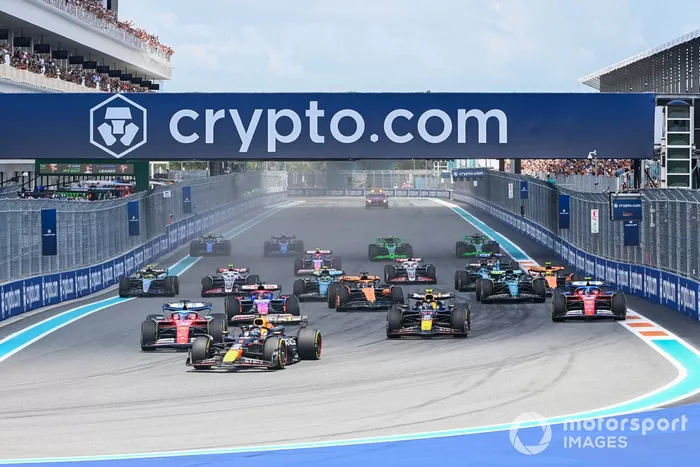 Max Verstappen, Red Bull Racing RB20, lidera a Charles Leclerc, Ferrari SF-24, Sergio Pérez, Red Bull Racing RB20, Daniel Ricciardo, VCARB 01, Carlos Sainz, Ferrari SF-24, Oscar Piastri, McLaren MCL38, y el resto del pelotón al inicio de la carrera Sprint