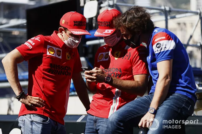 Charles Leclerc, Ferrari, Carlos Sainz Jr., Ferrari, y Fernando Alonso, Alpine F1