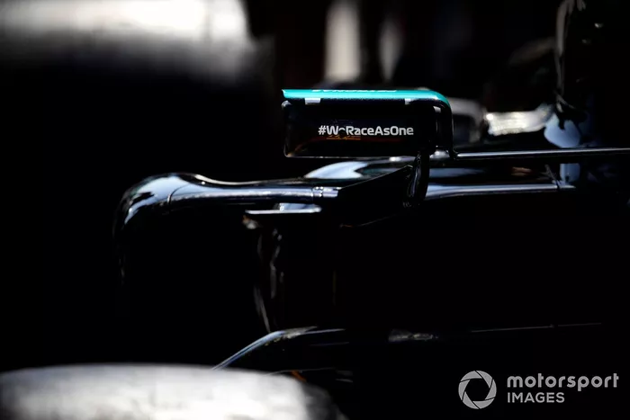 Logo de We Race As One en el espejo de Lewis Hamilton, Mercedes W12