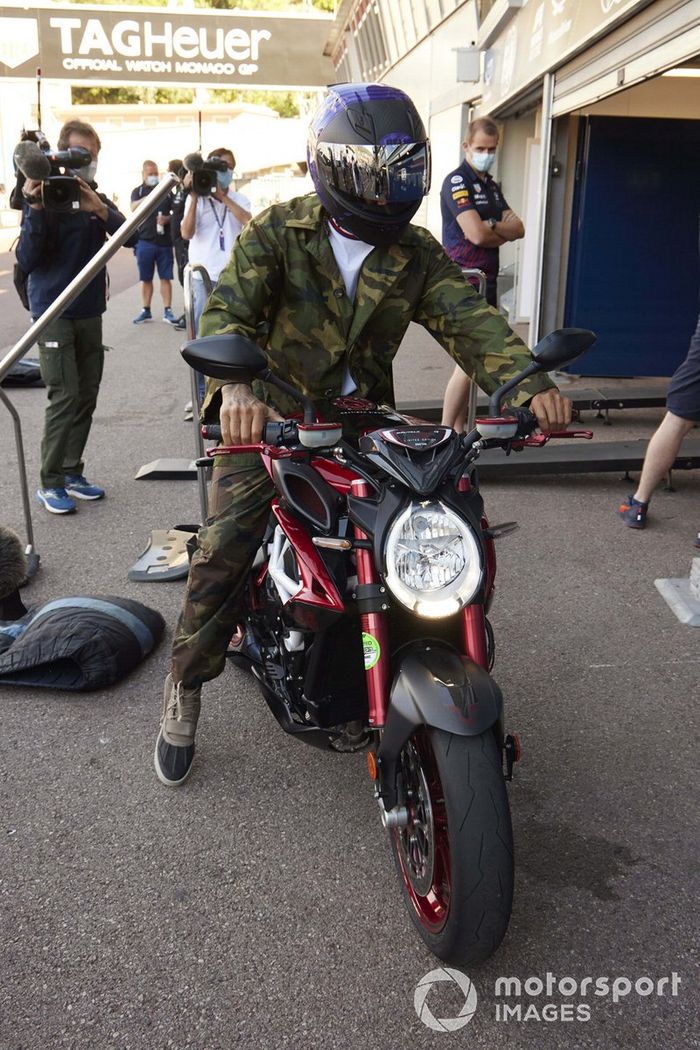 Lewis Hamilton, Mercedes en moto