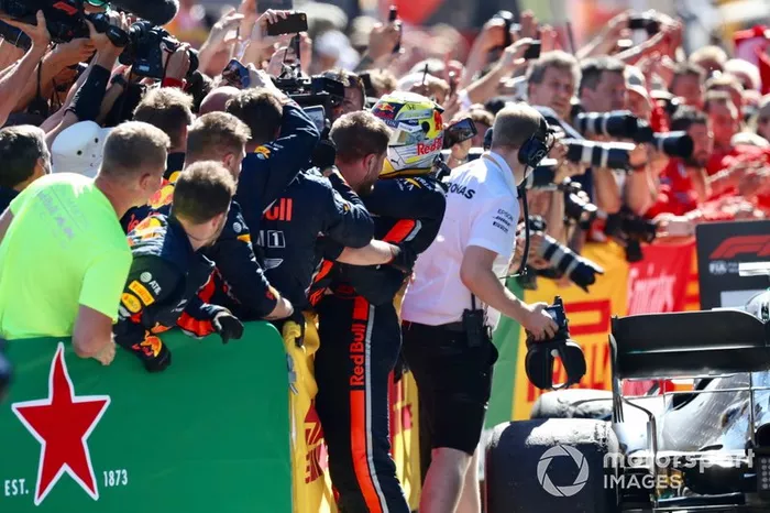 Ganador Max Verstappen, Red Bull Racing Parc Ferme celebra con el equipo