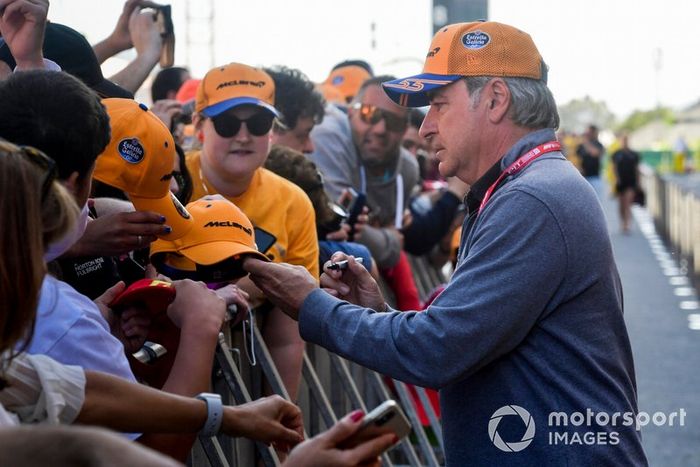 Carlos Sainz padre firma autógrafos 