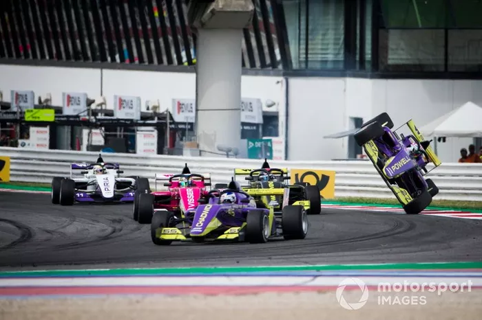 Choca al inicio de la carrera Alice Powell