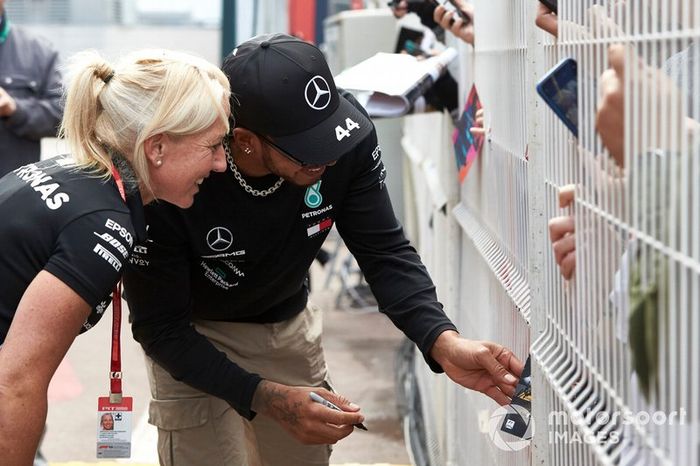 Lewis Hamilton, Mercedes AMG F1 con Angela Cullen
