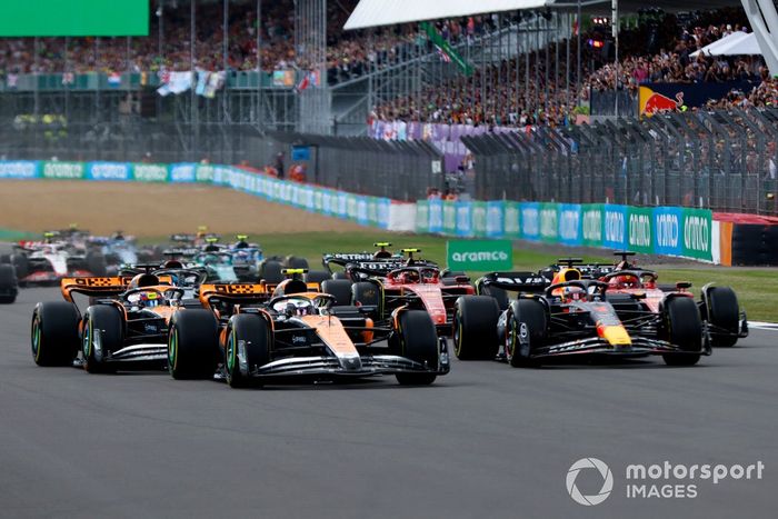 Arrancada Lando Norris, McLaren MCL60, Max Verstappen, Red Bull Racing RB19, Oscar Piastri, McLaren MCL60, Charles Leclerc, Ferrari SF-23, George Russell, Mercedes F1 W14, Carlos Sainz, Ferrari SF-23, el resto de la parrilla en la salida.