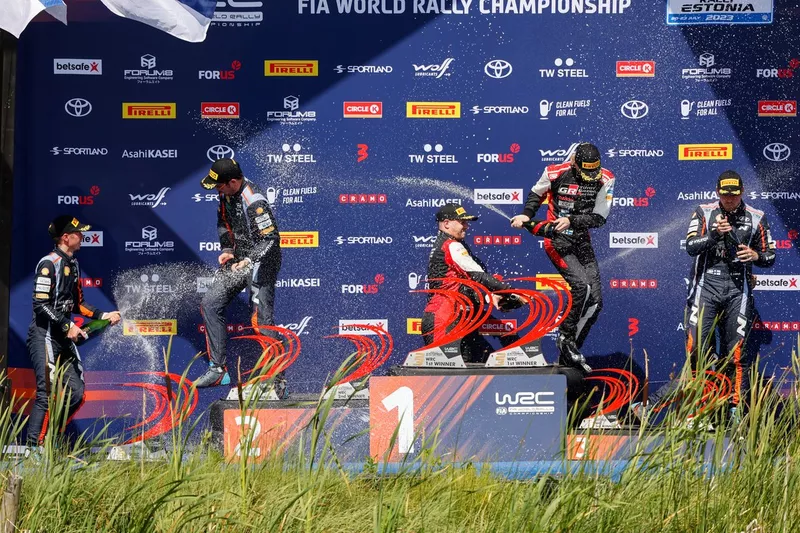 Podio: vincitori Kalle Rovanperä, Jonne Halttunen, Toyota Gazoo Racing WRT Toyota GR Yaris Rally1, secondi Thierry Neuville, Martijn Wydaeghe, Hyundai World Rally Team Hyundai i20 N Rally1, terzi Esapekka Lappi, Janne Ferm, Hyundai World Rally Team Hyunda