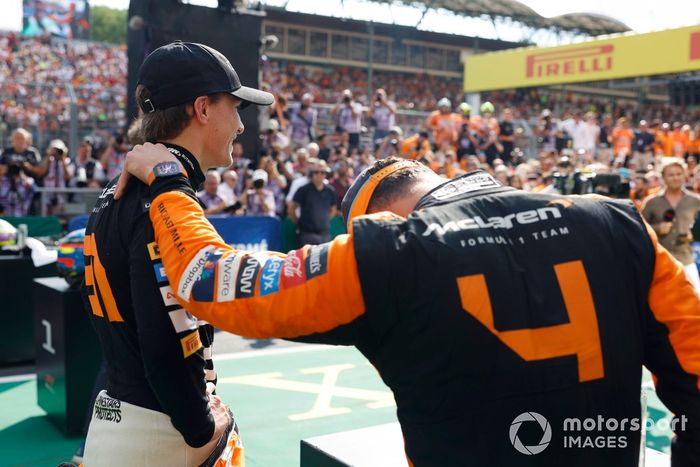 Oscar Piastri, McLaren F1 Team, 1ª posición, y Lando Norris, McLaren F1 Team, 2ª posición, celebran su llegada al Parc Ferme.