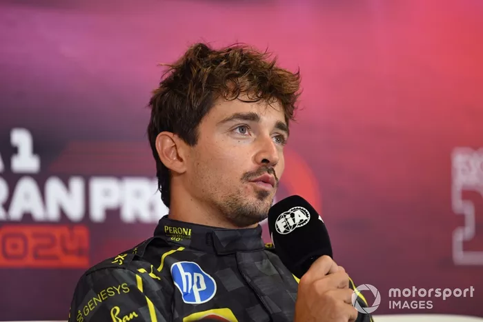 Charles Leclerc, Scuderia Ferrari, 1ª posición, en la rueda de prensa