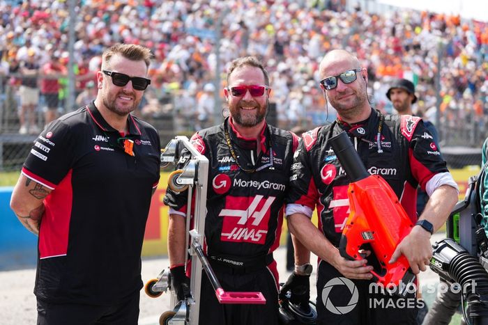 Miembros del equipo Haas F1 en la parrilla