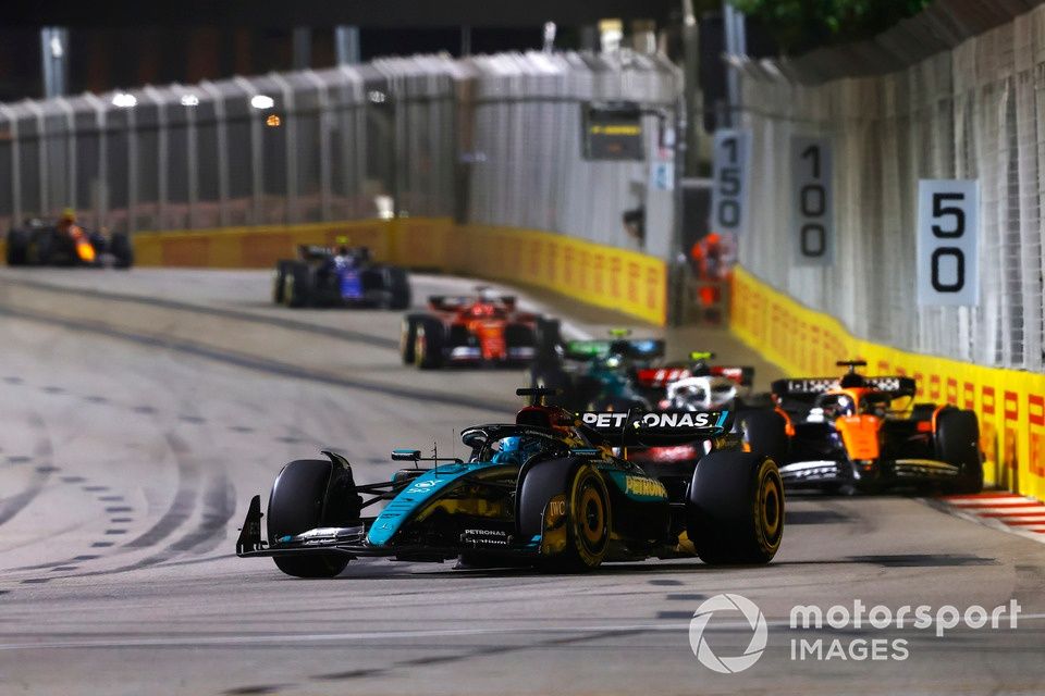 George Russell, Mercedes F1 W15, Oscar Piastri, McLaren MCL38 