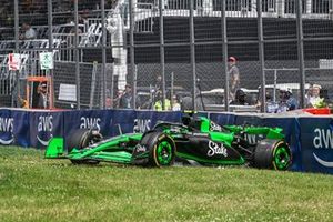 Zhou Guanyu, Stake F1 Team Kick Sauber C44, en la hierba tras caerse en la sesión