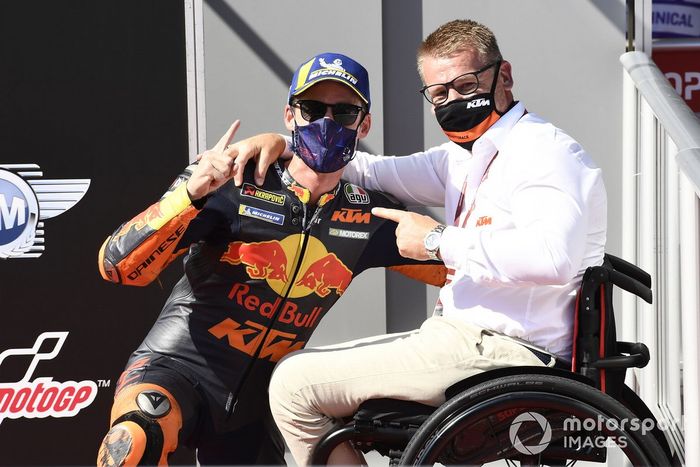 Ganador de la pole Pol Espargaró, Red Bull KTM Factory Racing, Pit Beirer