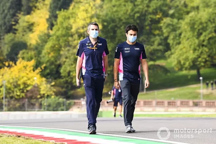 Sergio Pérez, Racing Point, recorre la pista con compañeros