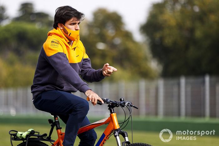 Carlos Sainz Jr., McLaren, en bici