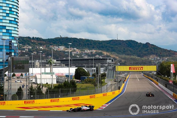 Kevin Magnussen, Haas VF-20, Alex Albon, Red Bull Racing RB16