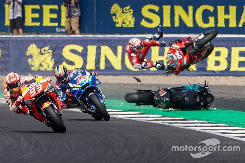 Alex Rins, Team Suzuki MotoGP, Marc Márquez, Repsol Honda Team, y el choque de Andrea Dovizioso, Ducati Team