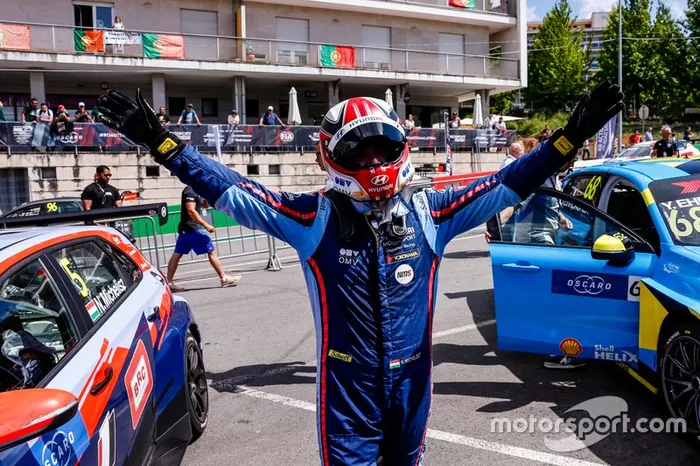 Race winner Norbert Michelisz, BRC Hyundai N Squadra Corse Hyundai i30 N TCR