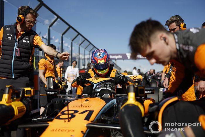 Oscar Piastri, McLaren, en la parrilla de salida