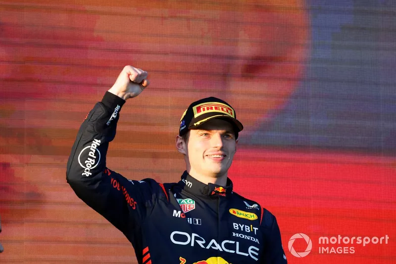 Max Verstappen, Red Bull Racing, 1a posizione, sul podio