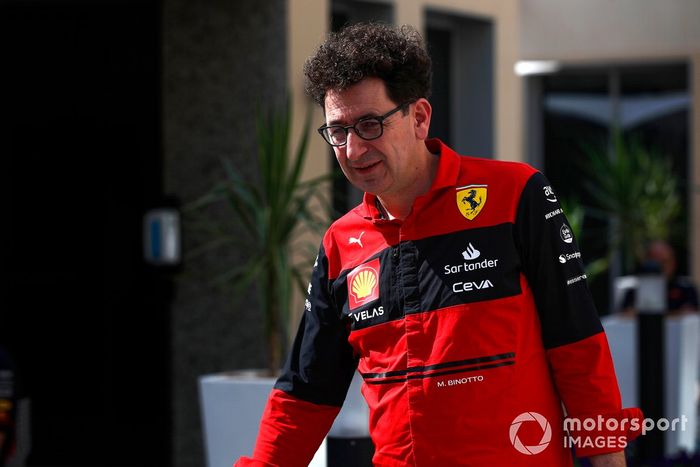 Mattia Binotto, director del equipo Ferrari, llega al paddock