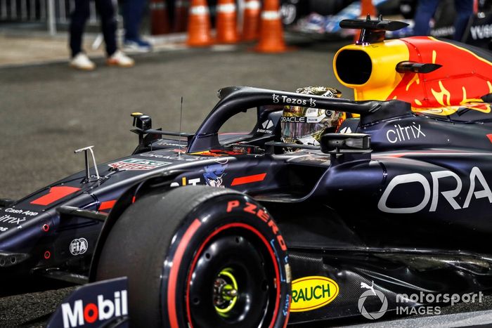 Ganador de la pole, Max Verstappen, Red Bull Racing RB18, llega al Parc Ferme