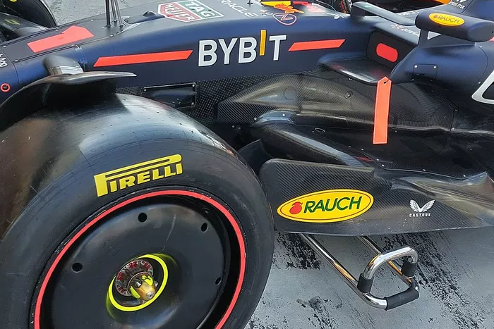 Red Bull Racing RB19, side detail