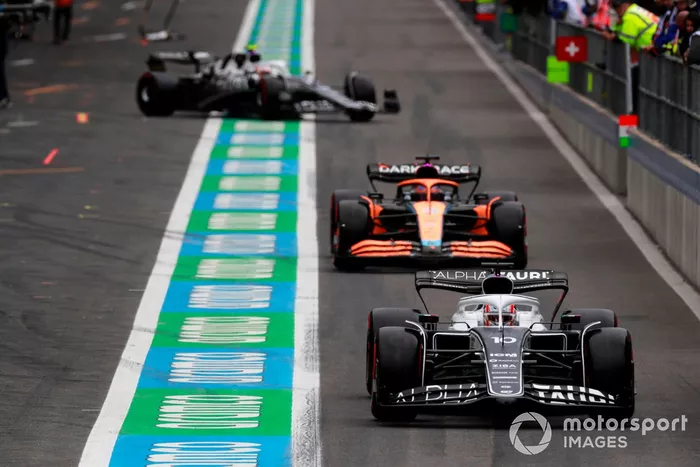 Pierre Gasly, AlphaTauri AT03, Daniel Ricciardo, McLaren MCL36, Yuki Tsunoda, AlphaTauri AT03, en el pit lane
