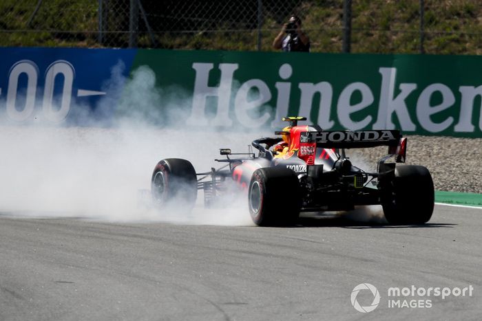 Sergio Pérez, Red Bull Racing RB16B, hace un trompo