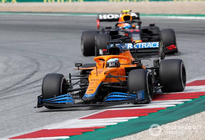 Daniel Ricciardo, McLaren MCL35M, Sergio Pérez, Red Bull Racing RB16B