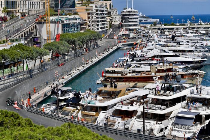 Valtteri Bottas, Mercedes W12, Carlos Sainz Jr., Ferrari SF21