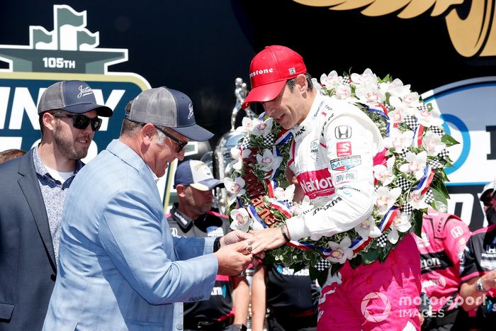 Ganador de la carrera Helio Castroneves, Meyer Shank Racing Honda celebran