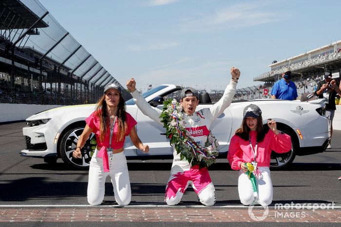 Ganador de la carrera Helio Castroneves, Meyer Shank Racing Honda besa la línea de ladrillos